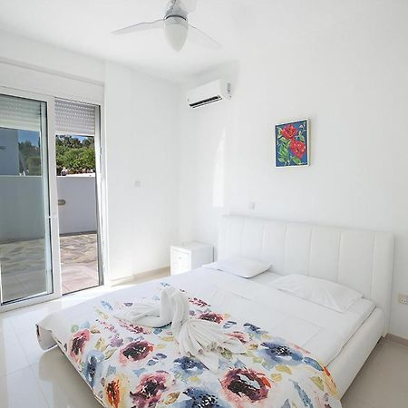 Villa Protara Chrysos - Beautiful 5 Bedroom Protaras Villa - Walking Distance to Fig Tree Bay Exterior foto